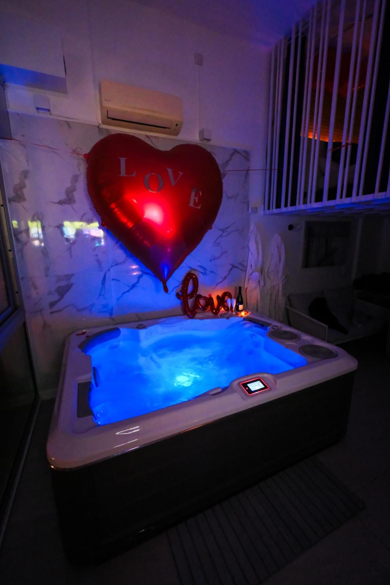 Villa Bono Jacuzzi & Spa Saint-Laurent-du-Var Esterno foto